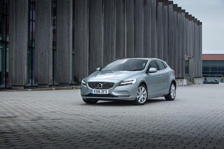  Volvo V40 D4 Inscription 2016 года  (UK) (фото 17 из 34)